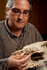 Výzkumník Jonathan Bloch z Florida Museum of Natural History srovnává horní čelist prehistorického koně s čelistí moderního koně