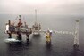 Těžební plošina Sleipner v norském sektoru Severního moře. Těžený zemní plyn obsahuje asi 9 % CO2, který se přímo na plošině separuje a poté ukládá do akviferu v hloubce přes 800 m pod mořským dnem.