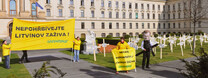 Aktivist� Greenpeace protestuj� u Strakovy akademie proti prolomen� t�ebn�ch limit�. Foto: Ibra Ibrahimovi� / Greenpeace