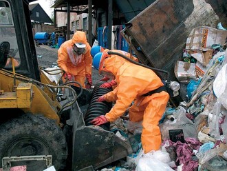 Významnější tresty by mohly hrozit velkým firmám, které vážně poruší pravidla pro práci s ropnými látkami, chemikáliemi nebo odpady. Na fotografii likvidace nelegálního skladu nebezpečných látek v Libčanech