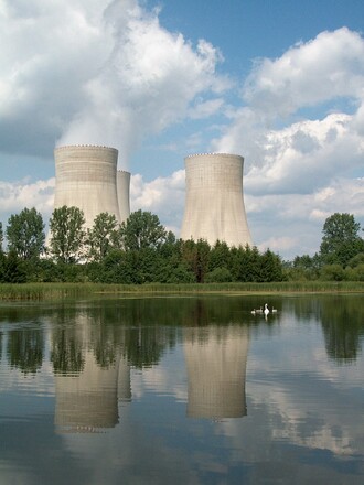 Podle smlouvy s Jihočeským krajem se společností ČEZ výměnou za podporu dostavby dvou jaderných bloků zavazuje investovat v kraji do konce roku 2018 celkem 3,7 miliardy korun