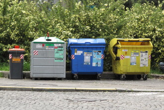 Nevíte, co kam patří? Koukněte se na nálepku na kontejneru.
