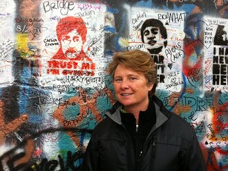 Janine Benyusová, autorka knihy o biomimikrách, v říjnu 2011 navštívila Prahu. Na pozvání knihovny materiálů matériO v Praze přednášela pro asi 200 posluchačů
