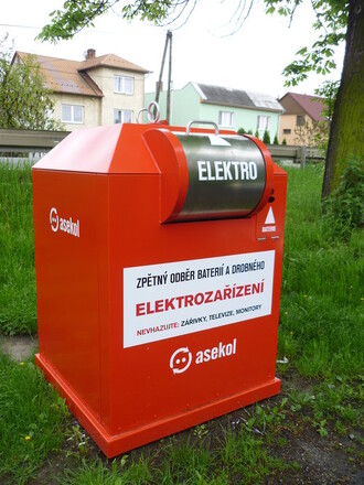 Zkoušeli jste již "nakrmit" červený kontejner?