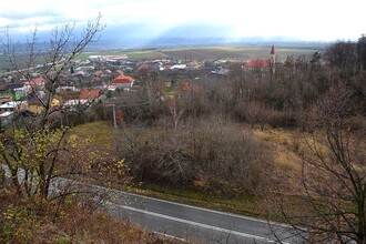 V�hled ji�n�m sm�rem na Doln� �jezd z ter�nn� hrany navazuj�c� na m�stn� ekodukt� 
