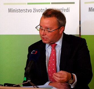 Tom� Chalupa pr�v� vysv�tluje, kolik asi �esko utr�� v roce 2013 na aukci povolenek. V tom lep��m p��pad� to bude p�es 6 miliard.