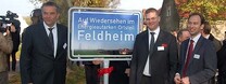 Odhalen� cedule upozor�uj�c�, �e n�meck� obec Feldheim je energeticky sob�sta�n�m ostrovem. Foto: obec Feldheim