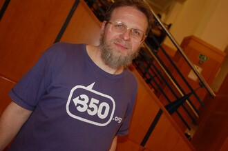 RNDr. Jan Hollan PhD. vystudoval na p��rodov�deck� fakult� v Brn� obor fyzik�ln� elektronika a optika. Doktor�t z�skal v oboru Fyzik�ln� a stavebn� materi�lov� in�en�rstv� na VUT v Brn�. 
Dlouh� l�ta byl zam�stn�n v Hv�zd�rn� a planet�riu Mikul�e Kopern�ka, nyn� pracuje v Centru v�zkumu glob�ln� zm�ny AV �R. Je �lenem �SOP Veronica. Vedle klimatick� zm�ny a hospoda�en� s energiemi se tak� zab�v� sv�teln�m zne�i�t�n�m. P�eklady text� o zm�n� klimatu a ob�as i sv� vlastn� texty v�etn� vysv�tlen�, pro� je koncentrace CO2 nutno vr�tit z nyn�j��ch 390 ppm pod 350 ppm, zp��stup�uje na adrese http://amper.ped.muni.cz/gw - kde lze nal�zt i odpov�di na mnoho mo�n�ch dotaz�.