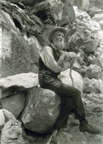 Duchovn� otec n�rodn�ch park� v Americe, John Muir, otev�el br�ny park� v�em. Vych�zel ze spr�vn� p�edstavy, �e pokud si maj� lid� n�co chr�nit, je zapot�eb�, aby to poznali a z�skali k tomu vztah.