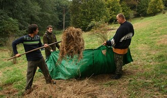 Tři z 2 597 dobrovolníků, kteří svou prací přispěli k ochraně přírody.