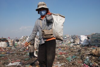 Ze skládky neustále vychází kouř, který je vysoce toxický. Lidé na skládce o jeho škodlivosti nevědí, protože je ale silně štiplavý a celé místo
hodně smrdí, chrání se někteří aspoň rouškou