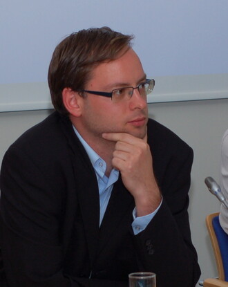 "Ne�as na sch�zce ozna�il n�vrh vyu�it� des�tky miliard korun z prodeje povolenek do postupn� modernizace budov za smyslupln� a vhodn� pro dal�� diskuzi," �ekl Martin Sedl�k z Hnut� Duha (foto).
