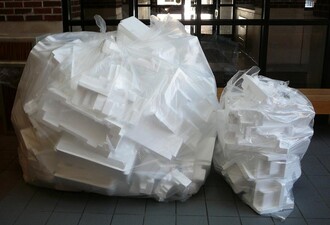Z 8 000 tun odpadů z polystyrenu u nás v roce 2009 skončilo 3 000 tun na recyklaci a 5 000 tun na skládkách. Pěnový polystyren je přitom plně recyklovatelný.