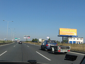 Billboardy na R8, Praha, směr Ústí nad Labem