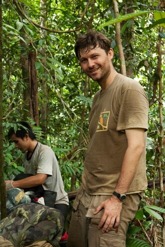 Český primatolog Stanislav Lhota v roce 2011 na Borneu. Právě on jako první rozpoznal, že na snímcích z fotopastí je vzácný poddruh hulmana šedého