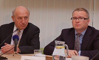 Jan Str�sk�, do�asn� �editel NP �umava, s ministrem �ivotn�ho prost�ed� Tom� Chalupou (vpravo) p�i jmenov�n� Str�sk�ho do funkce. Ministr tenkr�t do�asnost Str�sk�ho ve funkci omezil na dobu do vzniku z�kona o parku. Z�kon by m�l b�t v nejbli��� dob� p�edstaven vl�d�. Kdy v �ele parku skon�� Str�sk�?