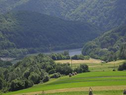The sublime landscape in the Vah river valley with its mosaic of meadows, fields and marsh land could soon host a section of the D1 motorway. An officially recommended and environmentally and socially more favourable solution, has been forgotten.