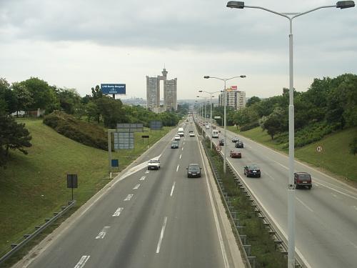 No surprise: CO2-emissions from the CEE transport sector have surged by 35 percent over the last ten years. To reverse the trend EU funding needs to shift towards railways and urban public transport. [Photo by Ionut Apostol]
