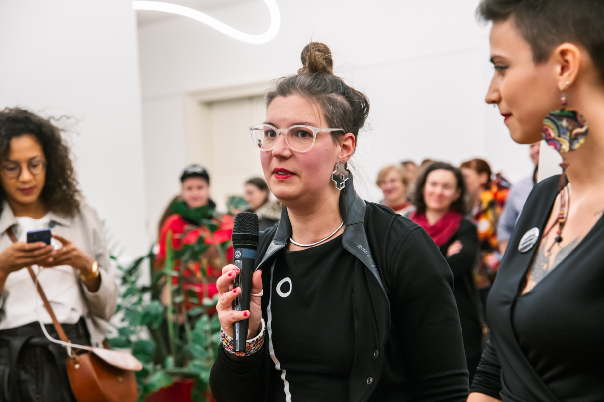 Reportáž z vernisáže výstavy Praha feministická. Místa, kde se psala historie