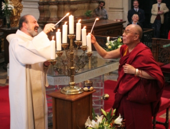 -Tomáš Halík vítá Jeho Svatost Dalajlamu na mezináboženské meditaci  v kostele Sv. Salvatora v Praze, 10. října 2006. Autor: Václav Vašků-
