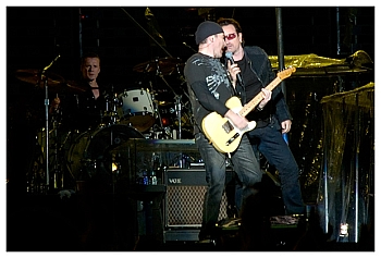 - U2 na koncertě v polském Chorzowě (5. 7. 2005) -