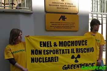 -Aktivisti organizácie Greenpeace pred veľvyslanectvom Talianskej republiky v Bratislave. © Greenpeace / Juraj Rizman-