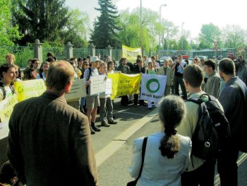 -Táňa Fišerová a Libor Ambrozek před vchodem do slovenského velvyslanectví. foto: (c) Jan Rovenský, Greenpeace-
