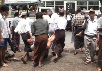 -Foto dvb.no: zatčení aktivistů v Rangunu-