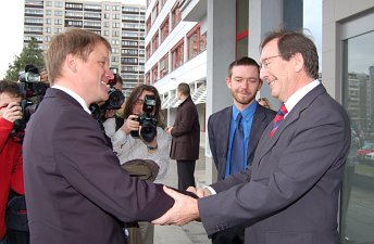 -Petr Jan Kalaš vítá před budovou Ministerstva životního prostředí Martina Bursíka. Foto: Martin Mach/EkoList-