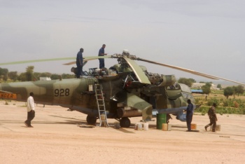 -Z Ruska dodaný útočný vrtulník Mi-24 s registračním číslem 928, který byl přemístěn na letiště ve městě Geneina z jihodárfúrské Njaly. Rusko v roce 2005 dodalo Súdánu dvanáct útočných vrtulníků. (Foto: AI)-