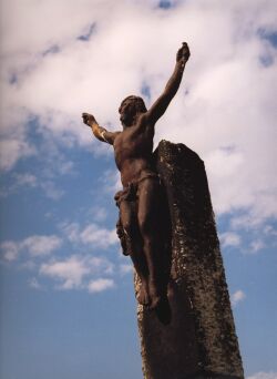 Vítězství ducha nad hmotou by se dalo nazvat torzo dnes již zničeného kříže mezi Podbřežicemi a Rostěnicemi. Foto: Tomislav Pivečka