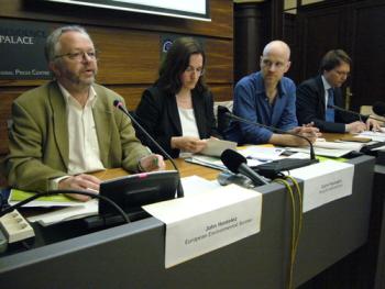 -Tisková konference Green 10, zleva: John Hontelez (EEB), Clairie Papazoglou (BirdLife International), Jorgo Riss (Greenpeace), Matthias Duwe (CAN-E)-