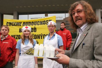 -Aktivisté Greenpeace předávají lahvičky se vzorky spermií náměstkovi ministra životního prostředí Karlu Bláhovi. Foto Greenpeace/Václav Vašků-
