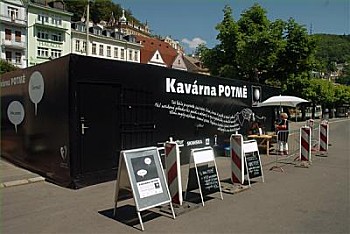 -Foto Radio Praha: Kavárna Potmě v Karlových Varech-