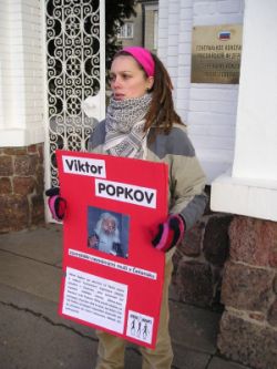 - demonstrace před ruským konzulátem (foto: Nesehnutí) -