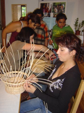 -Pletení košíků patří mezi tradiční romská řemesla-
