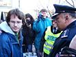 - policisté legitimují účastníka demonstrace (foto OPH)-