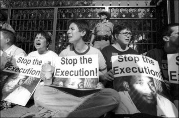 -Amnesty International protestuje proti vykonávání trestu smrti v USA popisek - Odpůrci trestu smrti protestují proti popravě Gary Grahama odsouzeného za vraždu Bobby Lamberta/Foto Amnesty International -