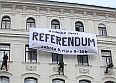 - "Radnice maří referendum," hlásá transparent -
