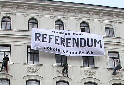 - "Radnice maří referendum," hlásá transparent -