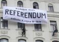 - transparent na náměstí Svobody zval k referendu -