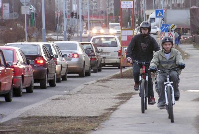 -Tento chodník by se podle petice mohl stát stezkou pro pěší a cyklisty-