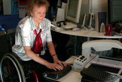PacMate s řádkem s Braillovým písmem pomáhá nevidomým číst, psát i upravovat texty