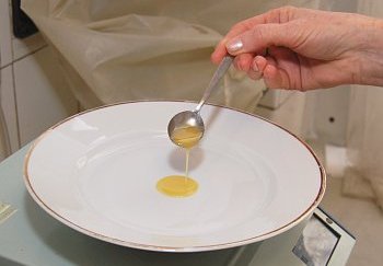 -Foto Martin Mach/EkoList: Na každý talíř byly odměřeny přesně tři gramy "špíny" - směsi tuku, kyseliny olejové a hladké mouky.-
