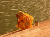 -Indická žena se modlí u řeky - Foto UNESCO-