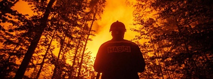 Hasič zasahující při požáru v Českém Švýcarsku Foto:  HZS ČR