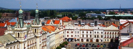 Pernštýnské náměstí v Pardubicích (pohled z věže Zelené brány). Pernštýnské náměstí v Pardubicích (pohled z věže Zelené brány).