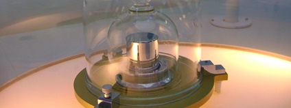 Prototyp kilogramu (replica) Foto: Japs 88 Wikimedia Commons Prototyp kilogramu (replica) Foto: Japs 88 Wikimedia Commons