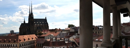 Katedrála sv. Petra a Pavla a Dietrichsteinský palác pohledem z věže Staré radnice