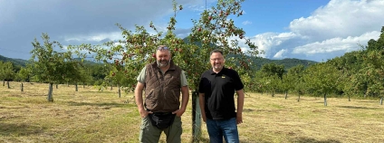 Daniel Pitek a Michal Kučera v sadu pod Milešovkou